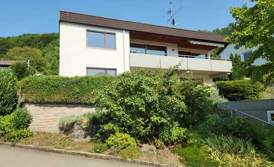 Freistehendes Einfamilienhaus mit Einliegerwohnung und Doppelgarage in Aussichtslage 