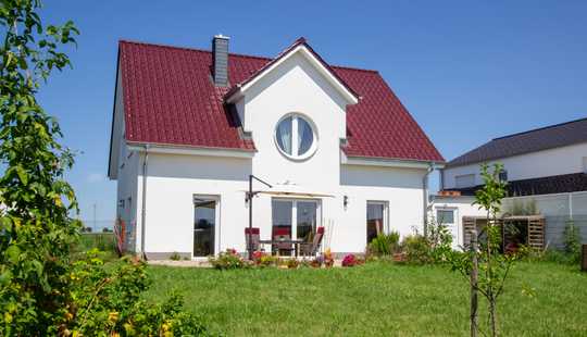 Bild von Modernes Einfamilienhaus mit hochwertiger Ausstattung, Garage und Garten