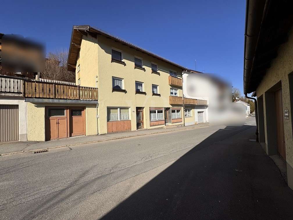 Geräumiges Wohn- und Geschäftshaus mit 6 Garagen, Regen Kreis – Bild 2