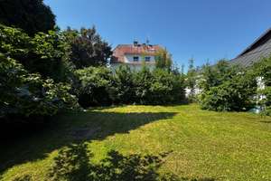 PETS ALLOWED IN FREE STANDING HOUSE! Refurbished in 2021, approx. 200 m², fenced in yard, and garage