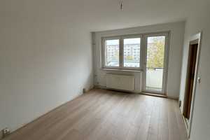 schöne 2-Zimmer-Wohnung mit Balkon, Laminat und Badewanne – Helsinkier Straße 15, 18107 Rostock – Vorschaubild 1