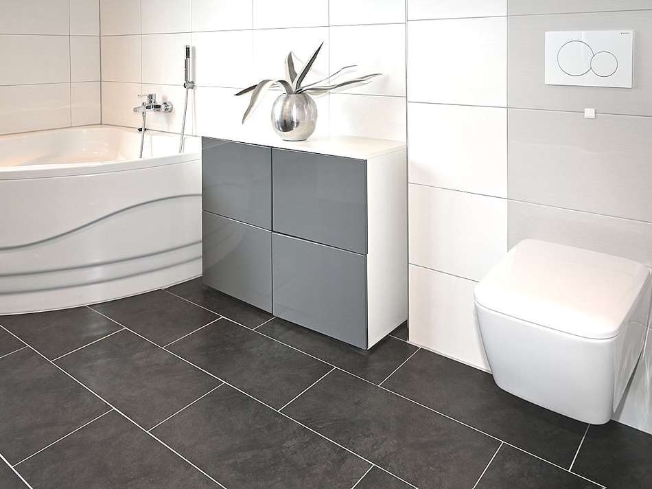 DG Badezimmer mit Eckbadewanne
