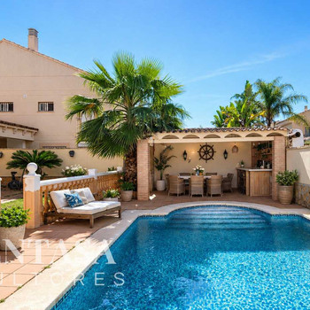 Freistehende Villa mit Pool und großem Grundstück in L'Eliana: Komfort, Geräumigkeit und ausgezeichn