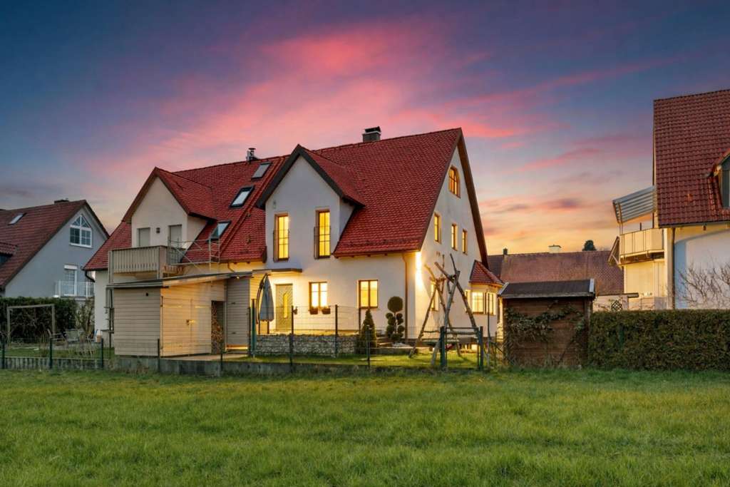 Immobilie in Bergkirchen - ANKOMMEN, VERLIEBEN, ZUHAUSE SEIN – MODERNE XL-DOPPELHAUSHÄLFTE AM FELDRAND IN GÜNDING - Bild 1