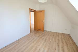 Charmante 3,5-Zimmer-Maisonette-Dachgeschosswohnung in ruhiger Lage von Bochum-Wiemelhausen – Memeler Str. 7, 44789 Wiemelhausen, Bochum – Vorschaubild 5