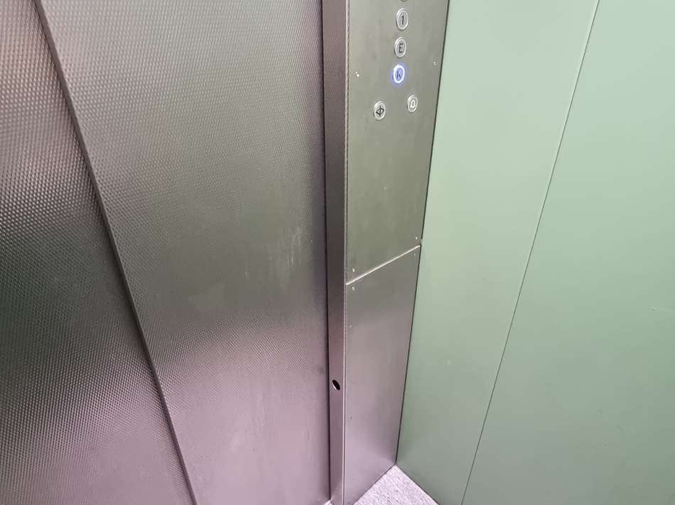 9 Aufzug