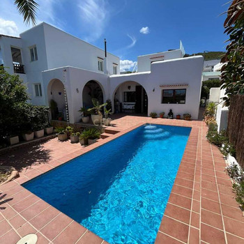 Freistehendes Stadthaus renoviert mit Pool im Zentrum von Santa Eulalia