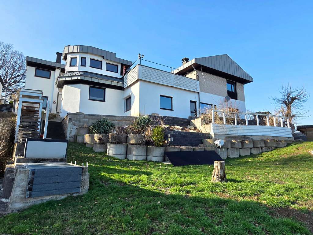 Immobilie in Welschneudorf - Von RTI: Repräsentatives Zweifamilienhaus in Hanglage mit Fernblick in Welschneudorf! - Bild 1