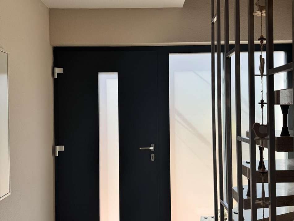 Treppenhaus mit Haustür