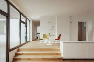 Architektonisches Split-Level-Haus mit Terrasse, Garten und klarer Raumstruktur