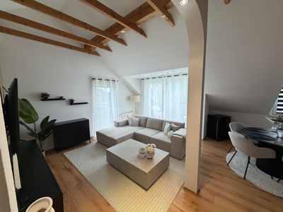 Eine sehr besondere 3,5- Zimmer Dachgeschosswohnung mit Balkon, Stellplatz, Keller, Einbauküche