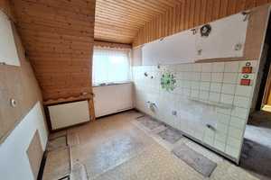 Renovierungsbedürftige DHH mit zwei getrennten Wohnungen auf schönem Grundstück mit Garten und Pool – Nürnberg – Vorschaubild 12