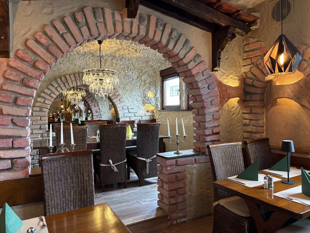 Immobilie in Brühl - *** Wohn- und Geschäftshaus mit Restaurant, 5-Zimmer-Wohnung & Mitarbeiterwohnung – ideal für Gastro - Bild 4