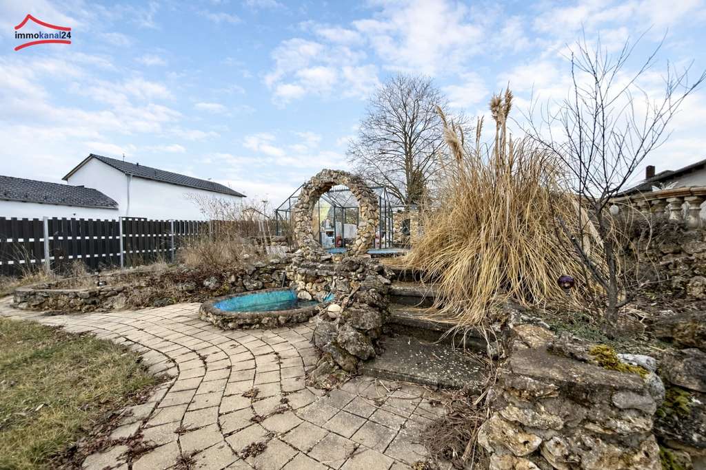 Immobilie in Solnhofen - Ein Haus für die Zukunft - Viel Platz, großer Garten mit Pool und Garagen in 91807 Solnhofen - Bild 4