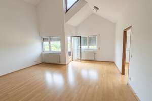 Helle 2-Zimmer-Dachgeschosswohung mit großem Balkon & schöner Ausicht