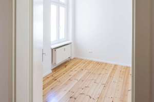 Bezugsfreie, große 3-Zimmer-Altbauwohnung mit Wohnküche, 2 Balkonen & Fahrstuhl – ideal für Familien – Berliner Allee 253, 13088 Weißensee, Berlin – Vorschaubild 3