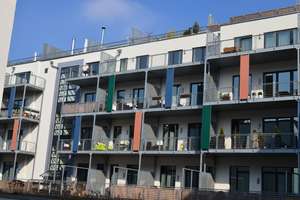 Moderne 2-Zimmer-Wohnung mit Westbalkon, Ostloggia, Aufzug & Carport in der Fürther Südstadt