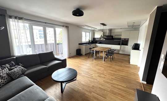 Provisionsfrei: Exklusive 4 ZKB (Bj. 2015) inkl. hochwertiger EBK und Stellplatz!