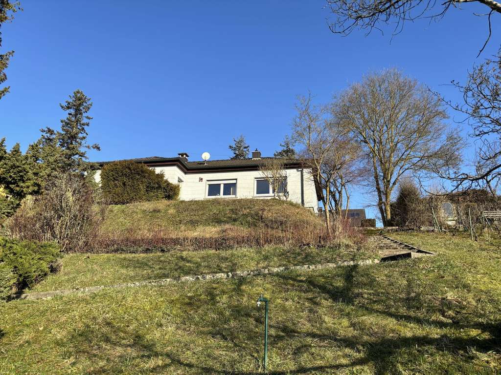 Immobilie in Gädheim - Ihr Platz an der Sonne... von viel Grün umgebenes Haus auf einem ca. 2.500m² großen Grund und ein - Bild 4