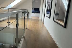 Galeriewohnung neu modernisiert mit Sonnenbalkon– Wohnen im Grünen mit der ganzen Familie! 