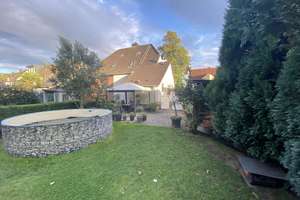 Charme und Nostalgie! Stilvoll modernisierte Doppelhaushälfte mit großflächigem Garten und Garage!