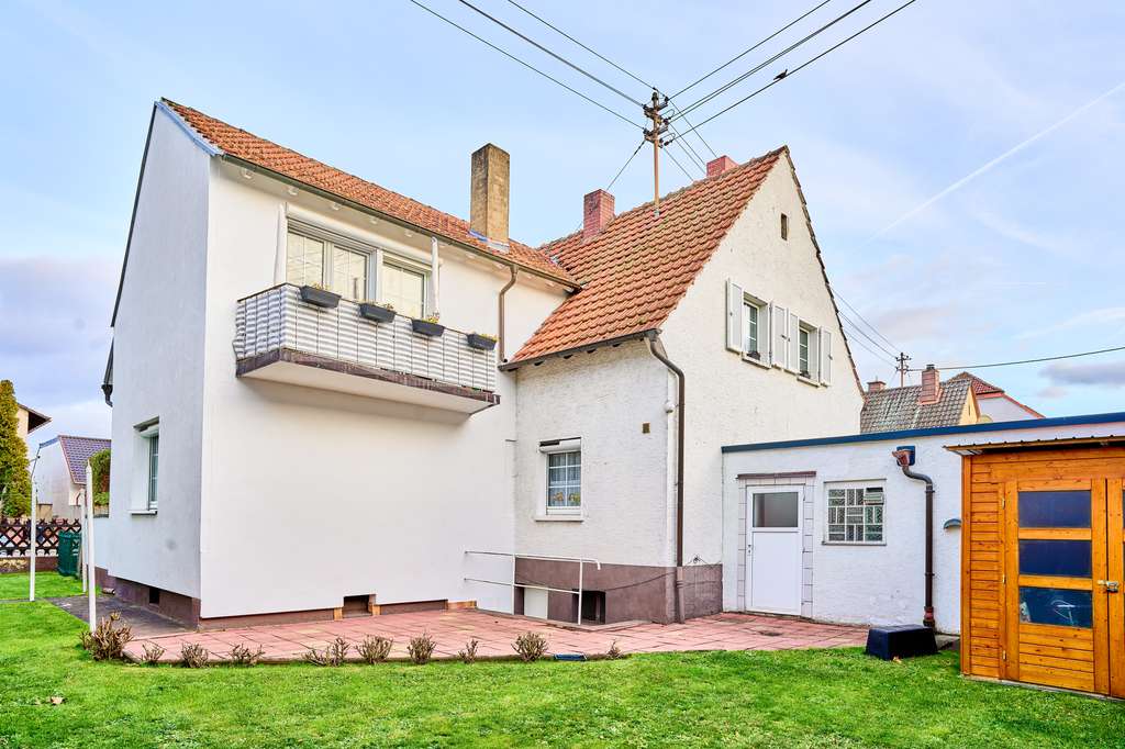 Freistehendes Einfamilienhaus mit Balkon, Terrasse, Garten und 2 Garagen. Keller vorhanden