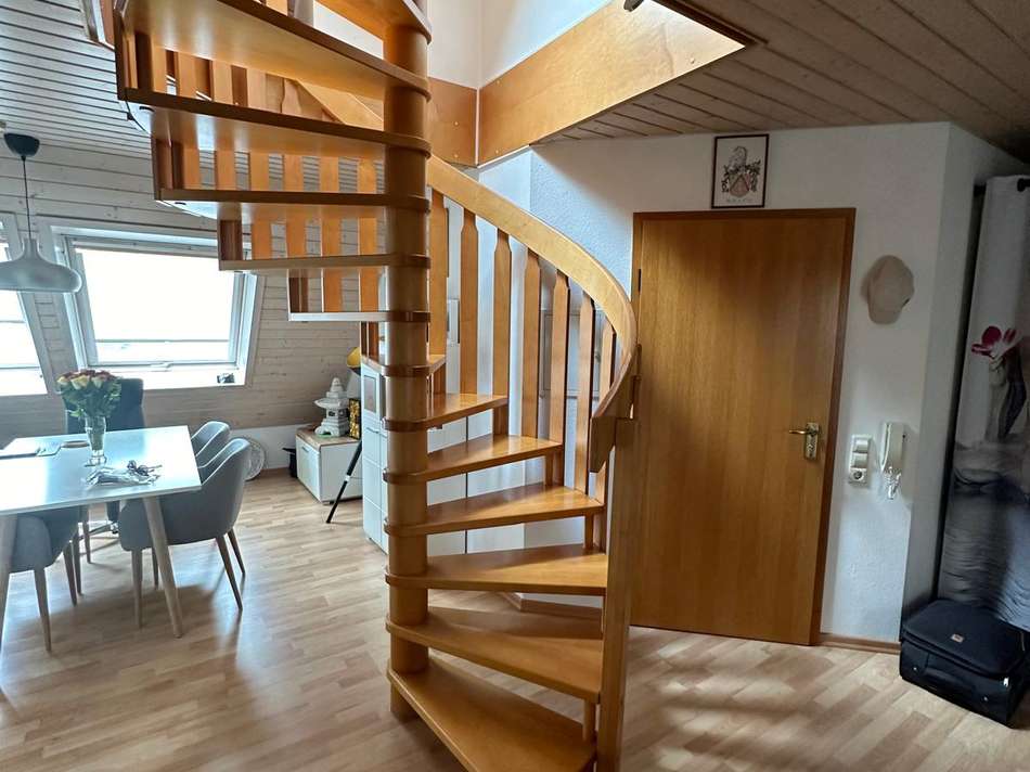 Treppe zum 2. DG rechts