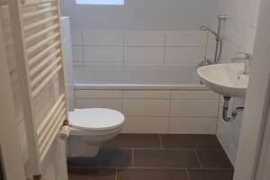 Schöne, neue renovierte DG Wohnung