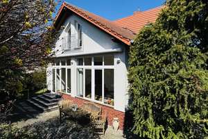 Einfamilienhaus mit Kamin in zweiter Reihe – grüne Oase  & viel Privatsphäre – Die vollständige Adresse der Immobilie erhältst du vom Anbieter., 12681 Marzahn, Berlin – Vorschaubild 2