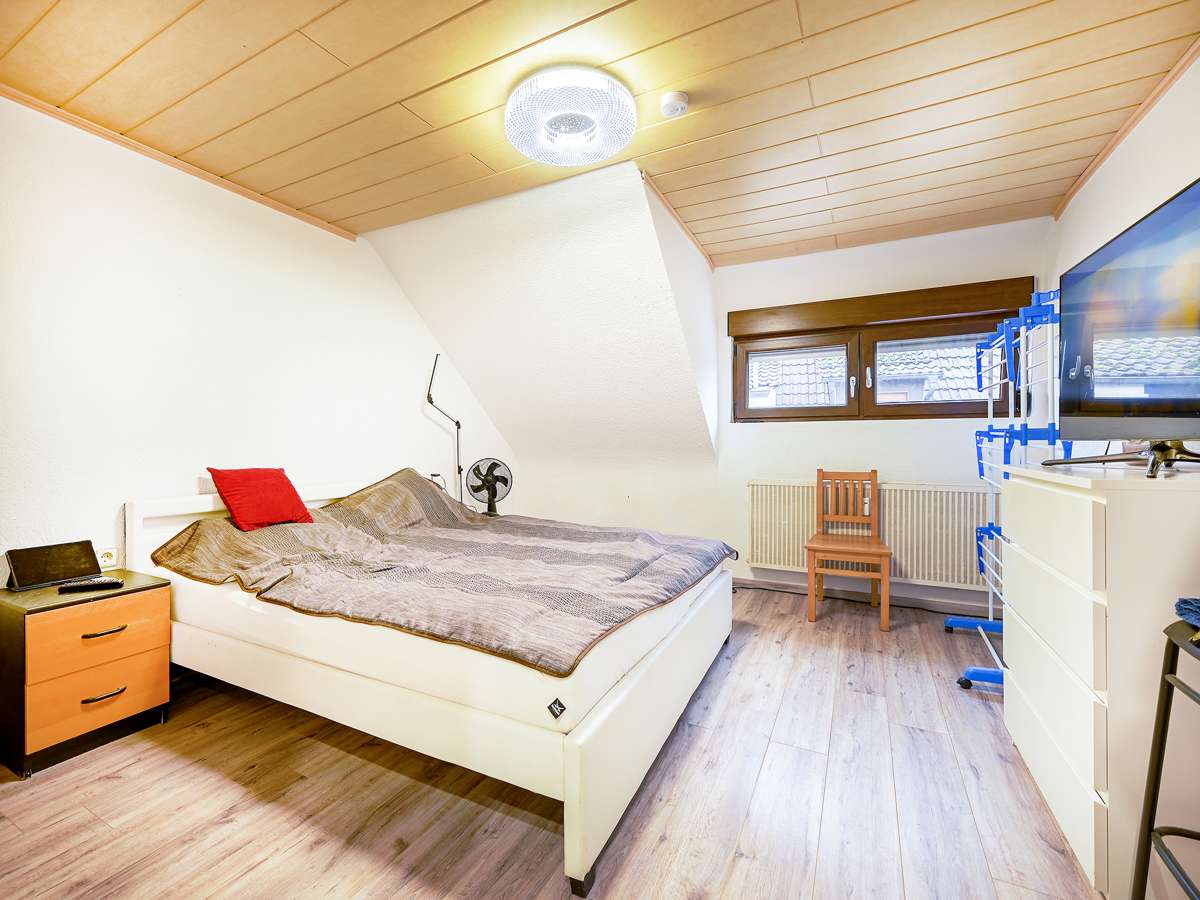 Immobilie in Karlsbad - Zwei Wohnungen, eine Investition: Vermietetes 2-Familienhaus ideal für Kapitalanleger - Bild 3