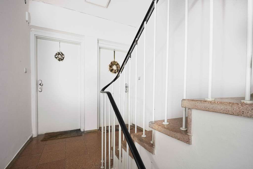 Immobilie in Höhenkirchen-Siegertsbrunn - provisionsfreies Investment: vermietete 4-Zimmerwohnung mit Balkon in Höhenkirchen-Siegertsbrunn - Bild 1