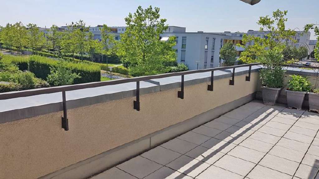 Stilvolle, neuwertige 4-Raum-Penthouse-Wohnung mit geh. Innenausstattung mit EBK in München Riem