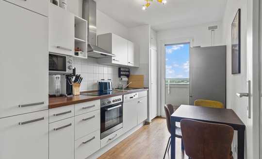 Modernes Wohnen mit herrlichem Ausblick: Geräumige 2-Zimmer Wohnung mit sonniger Loggia