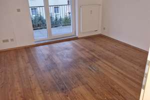 schöne Wohnung mit Balkon und Dielenboden (EBK möglich)