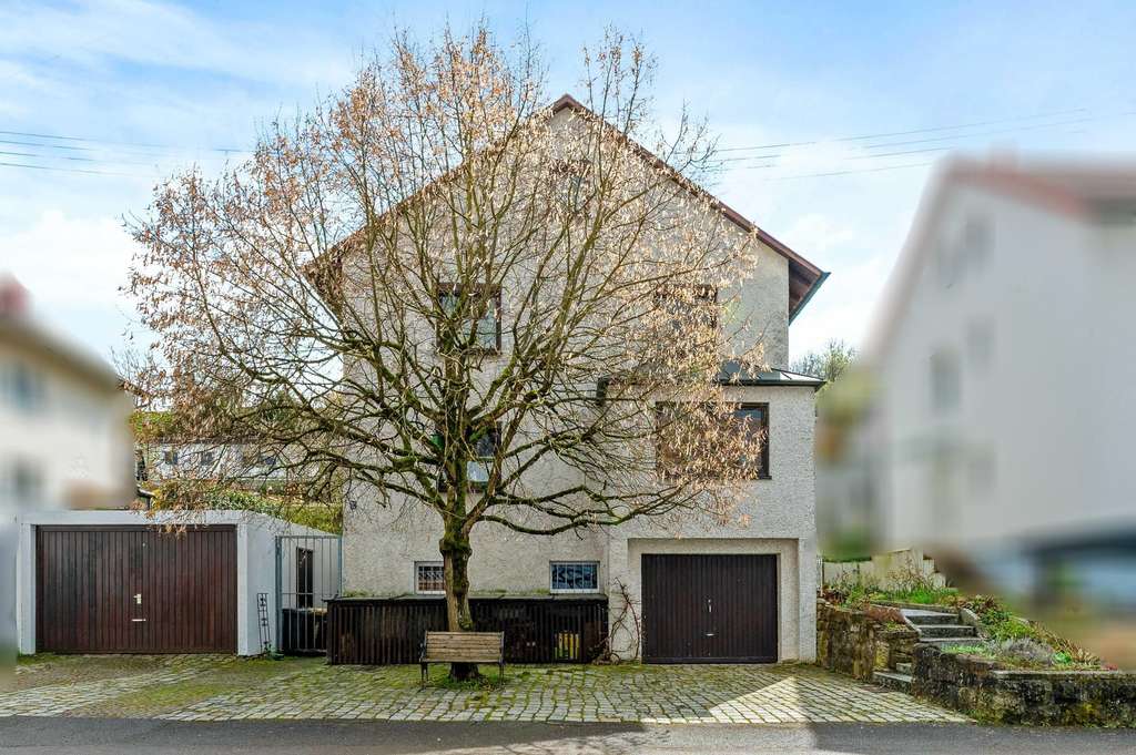 Immobilie in Wernau (Neckar) - Großzügiges Zweifamilienhaus mit tollem Garten in ruhiger Lage von Wernau - Bild 0