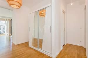 Lichterfüllte Atmosphäre und urbane Gelassenheit mit sonnigem Balkon und offenem Wohnbereich – 10247 Friedrichshain, Berlin – Vorschaubild 3