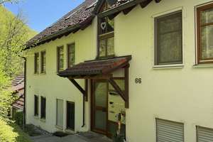 Neu saniertes Bad! 1 Zimmer, fantastischer Ausblick, riesiger Südwestbalkon, Tiefgaragenstellplatz – Breitensteinstr. 66, 72574 Bad Urach – Vorschaubild 2