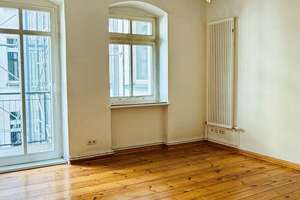Sehr schön 1 Zimmer Wohnung mit großem Balkon im Samariterkiez. Bezugsfrei.