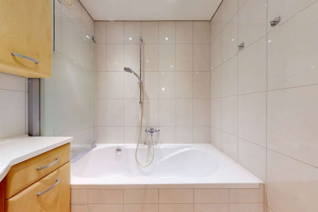 Immobilie in Leonberg - Großzügige 4-Zimmer-Wohnung mit Wintergarten und schönem Ausblick – ab sofort verfügbar! - Bild 3