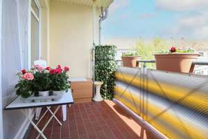 Bequem leben: Altersgerechte Wohnung mit Aufzug und sonnigem Balkon