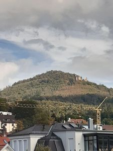 Helle 5-Zimmer-Dachgeschosswohnung mit Balkon und Einbauküche in Baden-Baden