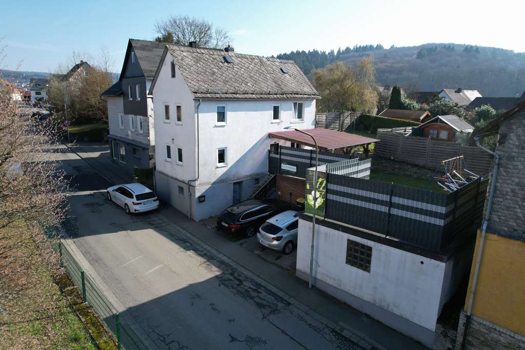 Immobilie in Greifenstein - Umfangreich modernisiertes Einfamilienhaus mit Garten und Garage - provisionsfrei - Bild 2