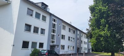 2 Zimmer-Wohnung mit Einbauküche, Balkon und PKW- Stellplatz in Parkanlage