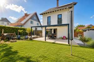 Modernes Familienhaus (2021)
186 m² | Pool | Heimkino | 3 Bäder
Nähe Adlershof & BER
