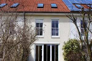 Kompaktes Reihenmittelhaus mit sonnigem Südgarten, Einbauküche und guter Anbindung – Carl-Orff-Straße 26, 85356 Freising – Vorschaubild 2