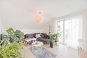 Stilvolle, modernisierte 2,5-Zimmer-DG-Wohnung mit Balkon und Einbauküche in Reutlingen