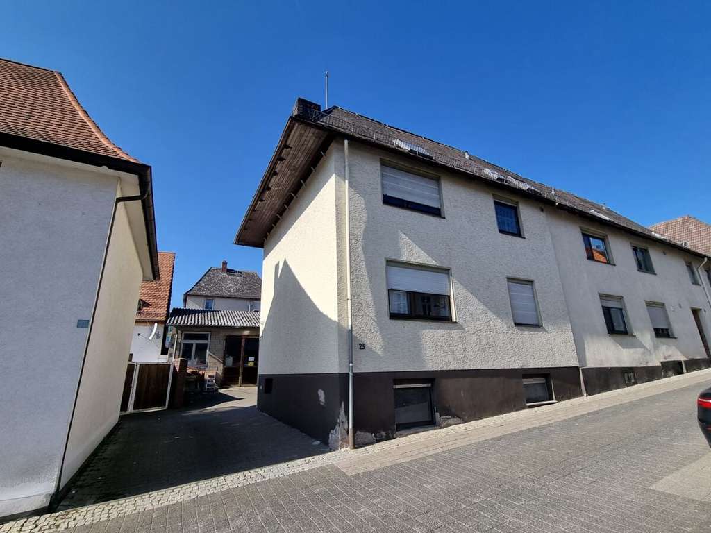 Immobilie in Usingen - 2FH mit Hof und Nebengebäude - Mitten in Usingen! - Bild 0