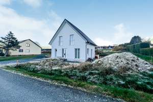 Moderne Architektur trifft auf hohe Energieeffizienz: Das schlüsselfertige Haus – bereit zum Einzug – Die vollständige Adresse der Immobilie erhältst du vom Anbieter., 95694 Mehlmeisel – Vorschaubild 2