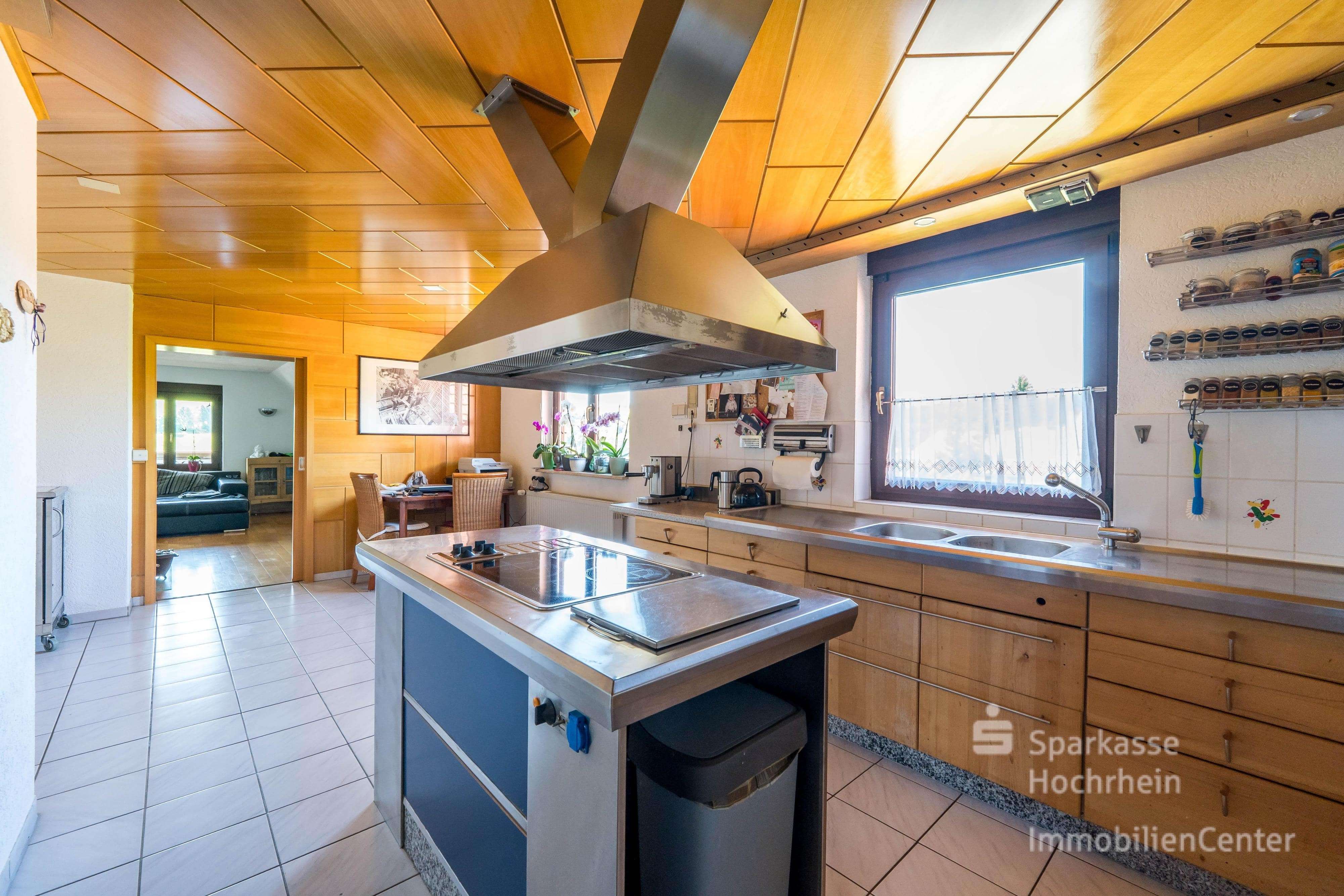 Immobilie in Herrischried - Viel Raum für Ihr Leben - Charmantes Landhaus mit drei Wohneinheiten und großem Grundstück - Bild 4