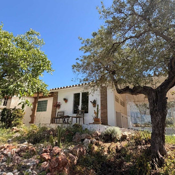Schönes Einfamilienhaus auf einer Ebene am Fuße der Sierra de Mijas mit Dachterrasse in einer privat